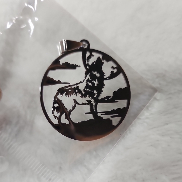 🐺 Stainless Steel Wolf Round Necklace 🐺 - Picture 4 of 5